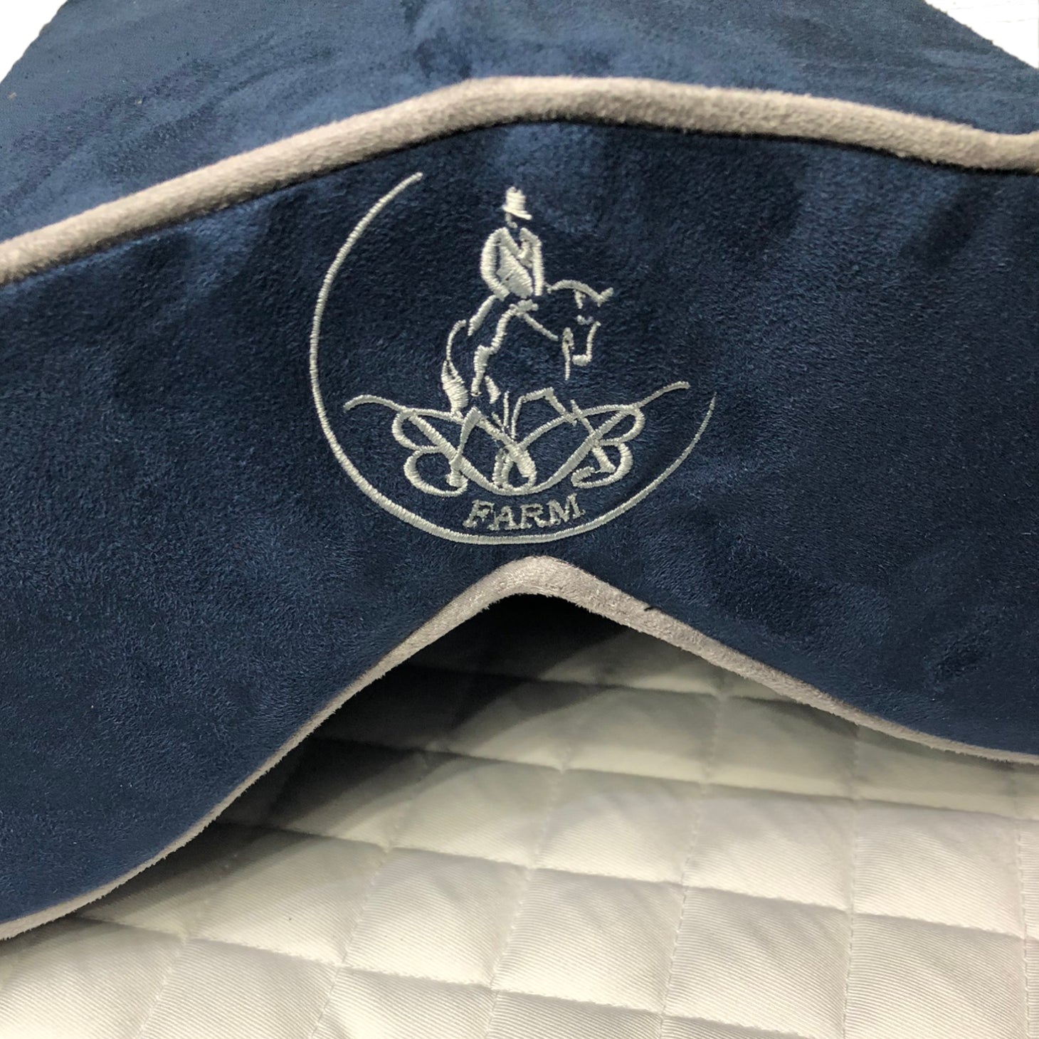 SaddleMattress TM Vertex OWN logo with matching white saddle pad